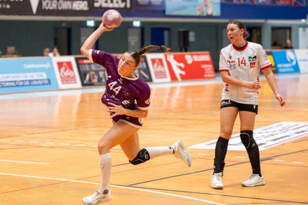 Klara Schlipf of TuS Metzingen, 44, defeated Emma Elisabeth Schwitzer of HSV Solingen Graefrath, 14, and will take the shot in the match between HSV Solingen Graefrath 76 and TuS Metzingen, DHB Women’s Cup, Round 2, 2026–2027 season, September 30, 2026: HSV Solingen Graefrath 76 vs. TuS Metzingen, DHB Women’s Cup, Round 2, 2026–2027 season, September 30, 2026, Solingen Copyright: xEibner-Pressefoto ThomasxHaeslerx EP_THR
