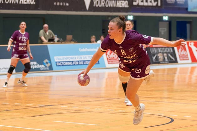 Ida Petzold of TuS Metzingen, No. 8, takes a shot from the circle. HSV Solingen Graefrath 76 vs. TuS Metzingen, DHB Women’s Cup, Round 2, 2026–2027 season, September 30, 2026, HSV Solingen Graefrath 76 vs. TuS Metzingen, DHB Women’s Cup, Round 2, 2026–2027 season, September 30, 2026, Solingen Copyright: xEibner-Pressefoto ThomasxHaeslerx EP_THR