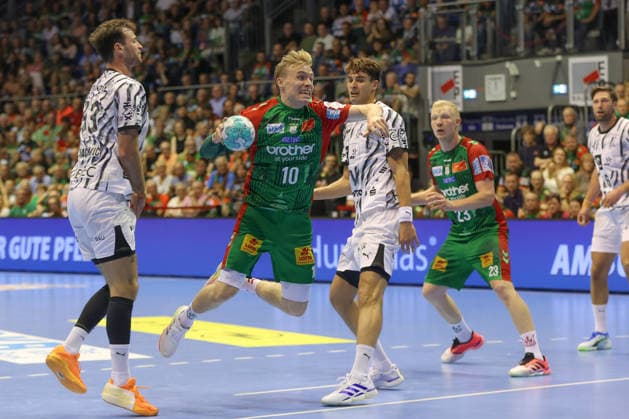 September 30, 2026, xgox, Opel HBL Handball, SC Magdeburg vs. THW Kiel emspor, from left: Gisli, Thorgeir, Kristjansson (Magdeburg), 10 takes a shot, goal scorer, scores a goal, Magdeburg