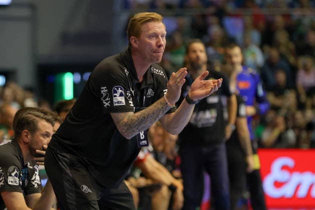September 30, 2026, xgox, Opel HBL Handball, SC Magdeburg vs. THW Kiel, from left: Berge, Lund, Kiel; coach gives instructions, gesturing with his arms, gesticulate, gives instructions, Magdeburg