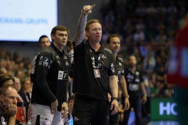 September 30, 2026, xgox, Opel HBL Handball, SC Magdeburg vs. THW Kiel, from left: Berge, Lund, Kiel; coach gives instructions, gesturing with his arms, gesticulate, gives instructions, Magdeburg