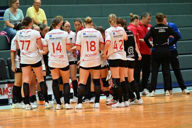 September 30, 2026, GER, Handball, Women, DHB Cup, 2026–2027 Season, Matchday 2, HSV Solingen Gräfrath 76 vs. TuS Metzingen Timeout Gräfrath Laura Vasilescu, Assistant Coach, HSV Solingen Gräfrath, Solingen Klingenhalle, North Rhine-Westphalia, Germany Copyright: xNordphoto Meuterx