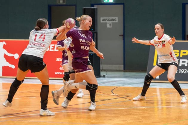 Head-to-head matchup between Emma Elisabeth Schwitzer of HSV Solingen Graefrath, 14, and Lotta Roepcke of TuS Metzingen, 14; HSV Solingen Graefrath 76 vs. TuS Metzingen, DHB Women’s Cup, Round 2, 2026–2027 season, September 30, 2026: HSV Solingen Graefrath 76 vs. TuS Metzingen, DHB Women’s Cup, Round 2, 2026–2027 season, September 30, 2026, Solingen Copyright: xEibner-Pressefoto ThomasxHaeslerx EP_THR
