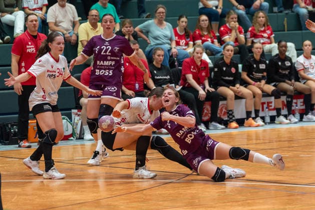 Head-to-head matchup between Emma Elisabeth Schwitzer of HSV Solingen Graefrath, 14, and Johanna Farkas of TuS Metzingen, 19; HSV Solingen Graefrath 76 vs. TuS Metzingen, DHB Women’s Cup, Round 2, 2026–2027 season, September 30, 2026, HSV Solingen Graefrath 76 vs. TuS Metzingen, DHB Women’s Cup, Round 2, 2026–2027 season, September 30, 2026, Solingen Copyright: xEibner-Pressefoto ThomasxHaeslerx EP_THR