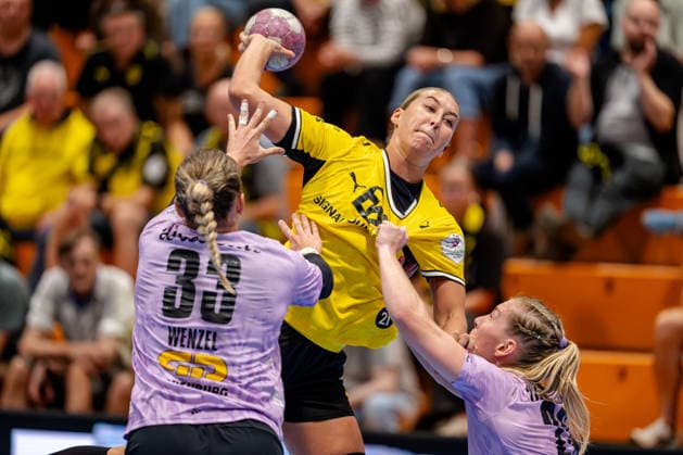 Dortmund, September 30, 2026, Handball, Women s, DHB Cup, 2nd Round, BVB Borussia Dortmund vs. SV Union Halle Neustadt, Dana Bleckmann (BVB), 66, on a shot from the backcourt against Nele Wenzel (SV Union Halle Neustadt), 33