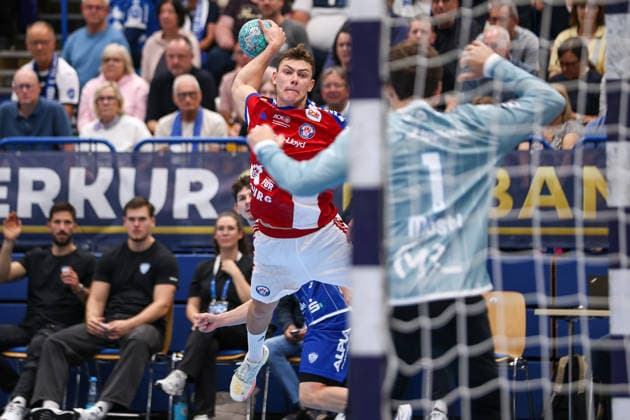 October 1, 2026, xkwix, Handball, Handball Bundesliga, TBV Lemgo Lippe vs. HC Hamburg, PHOENIX CONTACT Arena, Matchday 7, 2026–2027 Season: Noah Beyer of HC Hamburg 22 taking a shot against Constantin Moestl of TBV Lemgo Lippe. 1 photo by xKamilxWilkowskixPressefotoKochx, North Rhine-Westphalia, Germany
