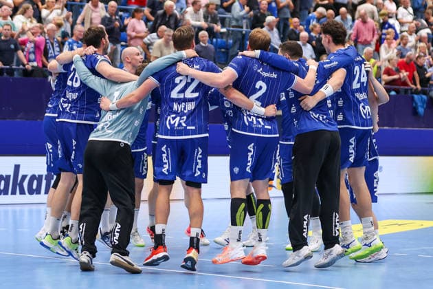 October 1, 2026, xkwix, Handball, Handball Bundesliga, TBV Lemgo vs. Lippe HC Hamburg, PHOENIX CONTACT Arena, Matchday 7, 2026–2027 Season. The team celebrates together in a circle after the victory and the final whistle. Photo: xKamilxWilkowskixPressefotoKochx, North Rhine-Westphalia, Germany