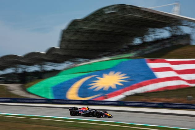 03 VERSTAPPEN Max (NLD), Red Bull Racing Ford RB22, action from the 2026 Formula 1 Bahrain Grand Prix in Malaysia, 2026 Formula 1 Bahrain Grand Prix in Malaysia, 81 PIASTRI Oscar (AUS), McLaren F1 Team MCL40, action F1 GP 16 Bahrain 2026 in Malaysia 03 VERSTAPPEN Max (NLD), Red Bull Racing Ford RB22, action during the 2026 Formula 1 Bahrain Grand Prix in Malaysia, the 16th round of the 2026 Formula One World Championship from October 2 to 4, 2026 at the Sepang International Circuit in Sepang, Malaysia. Photo by Eric Alonso, DPPI Malaysia