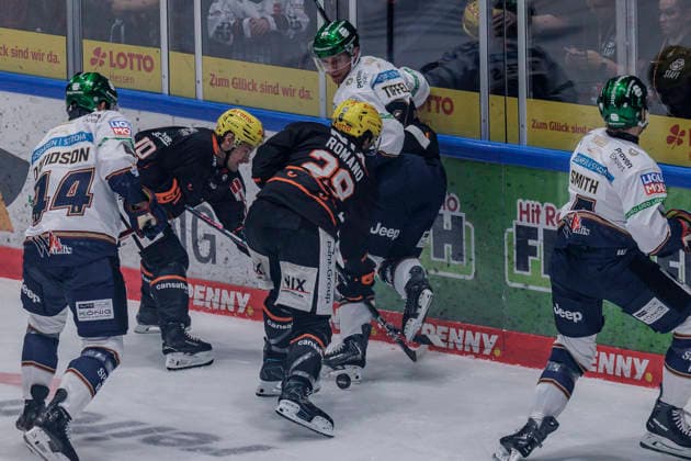 PENNY DEL Löwen Frankfurt vs. Eisbären Berlin, October 2, 2026: Anthony Romano (Löwen Frankfurt, 29), Brandon Biro (Löwen Frankfurt, 10 and b96), and Brandon Davidson (Eisbären Berlin, 44) battle for the puck; Löwen Frankfurt vs. Eisbären Berlin, Frankfurt, NIX Ice Arena, October 2, 2026 Copyright: xBEAUTIFULxSPORTS Gawlikx
