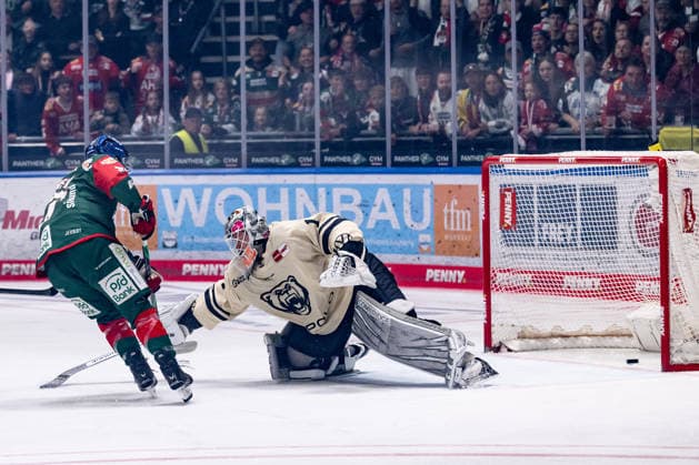 Kyle Mayhew of the Augsburger Panther, 27, scoring the goal to make it 2–1 against Dustin Strahlmeier, goaltender for the Grizzlys Wolfsburg, 01 GER, Augsburger Panther vs. Grizzlys Wolfsburg, ice hockey, DEL, 2026–2027 season, Matchday 4, October 2, 2026 Photo: HMB Media, Heike Feiner Copyright: HMBxMedia HeikexFeiner