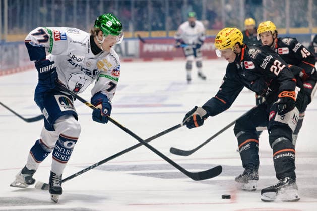 Eric Hoerdler, Eisbären Berlin, 77; Timo Kose, Löwen Frankfurt, 22 (GER); Löwen Frankfurt vs. Eisbären Berlin, Ice Hockey, PENNY DEL, Matchday 5, 2026–2027 Season, October 2, 2026 GER, Löwen Frankfurt vs. Eisbären Berlin, Ice Hockey, PENNY DEL, Matchday 5, 2026–2027 Season, October 2, 2026 Frankfurt am Main Copyright: xEibner-Pressefoto AttilaxZigax EP_AZA