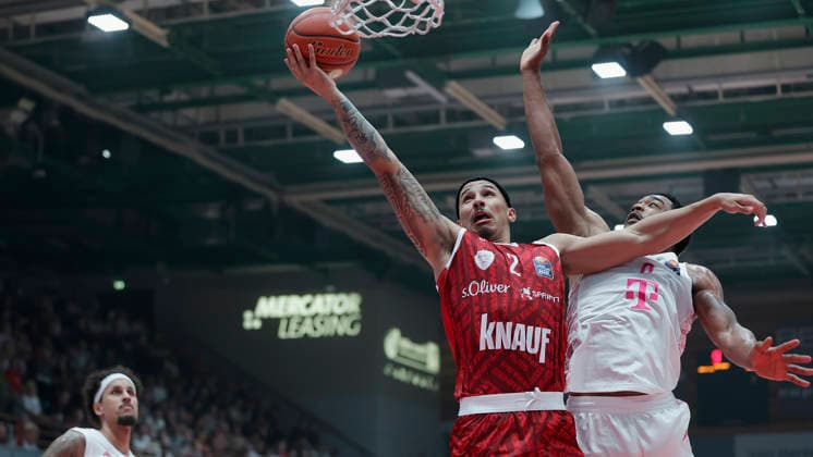 Pictured from left: Max Jones of the Würzburg Baskets, No. 2, making a layup against Marcus Foster of the Telekom Baskets Bonn, 02 10 2026, Fitness First Würzburg Baskets vs. Telekom Baskets Bonn, easyCredit BBL, Matchday 4, Germany, 97072, tectake Arena Würzburg, Copyright: HMBxMedia xJulienxBecker