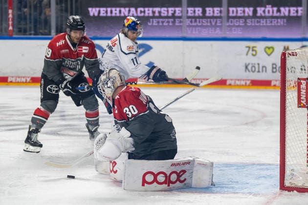 Janne Juvonen of the Cologne Sharks, 30, is unable to hold onto the puck. Behind him are Frederik Storm of the Cologne Sharks, 19, and Markus Eisenschmid of EHC Red Bull Munich, 11. Cologne Sharks vs. EHC Red Bull Munich, ice hockey, Penny DEL, Matchday 5, 2026–2027 season, October 2, 2026 Cologne Sharks vs. EHC Red Bull Munich, ice hockey, Penny DEL, Matchday 5, 2026–2027 season, October 2, 2026, Cologne Copyright: xEibner-Pressefoto ThomasxHaeslerx EP_THR