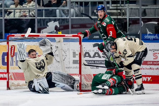 Dustin Strahlmeier, goalie, Grizzlys Wolfsburg, 01, complains; Spencer Machacek, Grizzlys Wolfsburg, 93, tends to Tim Wohlgemuth, Augsburger Panther, 33; behind them, Alec McCrea, Augsburger Panther, 03 GER, Augsburger Panther vs. Grizzlys Wolfsburg, ice hockey, DEL, 2026–2027 season, Matchday 4, October 2, 2026. Photo: HMB Media, Heike Feiner Copyright: HMBxMedia HeikexFeiner