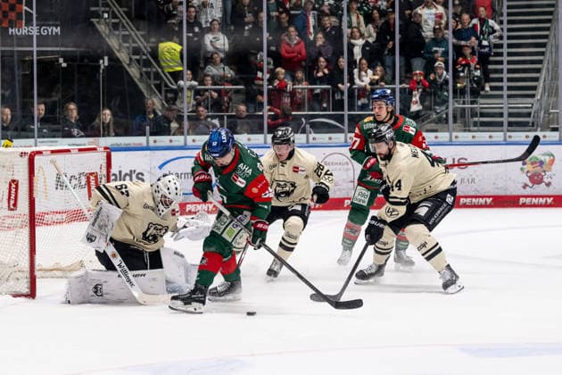 Enrico Henriquez of the Augsburger Panther, 52, misses here against Hannibal Weitzmann, goaltender for the Grizzlys Wolfsburg, 67, Ross Mauermann of the Grizzlys Wolfsburg, 28, and Julian Melchiori of the Grizzlys Wolfsburg, 44 (GER), Augsburger Panther vs. Grizzlys Wolfsburg, ice hockey, DEL, 2026–2027 season, Matchday 4, October 2, 2026. Photo: HMB Media, Franz Feiner Copyright: HMBxMedia FranzxFeiner