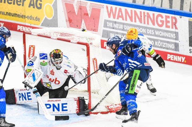 Straubing Tigers vs. Pinguins Bremerhaven, Ice Hockey, German Ice Hockey League, Penny DEL, Matchday 5, 2026–2027 Season, October 2, 2026: Spencer Kersten of the Straubing Tigers narrowly misses a goal against Kristers Gudlevskis of the Pinguins Bremerhaven, Men’s Ice Hockey, German Ice Hockey League, Penny DEL, Matchday 5, 2026–2027 Season on October 2, 2026, at the Eisstadion am Pulverturm; Straubing Tigers (blue) vs. Pinguins Bremerhaven (white)