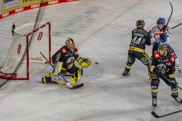 Juha Jatkola, Krefeld Pinguine, 32, catches the puck, GER, Krefeld Pinguine vs. ERC Ingolstadt, ice hockey, PENNY DEL, Matchday 5, 2026–2027 season, October 2, 2026, GER, Krefeld Pinguine vs. ERC Ingolstadt, ice hockey, PENNY DEL, Matchday 5, 2026–2027 season, October 2, 2026, Krefeld Copyright: xEibner-Pressefoto FabianxFriesex EP_FFE