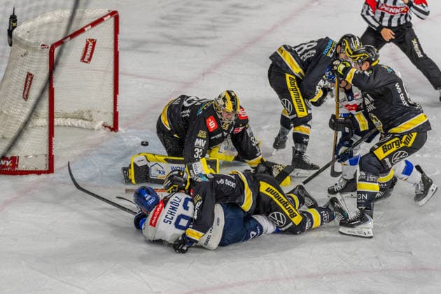 Opportunity for Daniel Schmoelz ERC Ingolstadt, 92, GER, Krefeld Pinguine vs. ERC Ingolstadt, Ice Hockey, PENNY DEL, Matchday 5, 2026–2027 Season, October 2, 2026, GER, Krefeld Pinguine vs. ERC Ingolstadt, Ice Hockey, PENNY DEL, Matchday 5, 2026–2027 Season, October 2, 2026, Krefeld Copyright: xEibner-Pressefoto FabianxFriesex EP_FFE