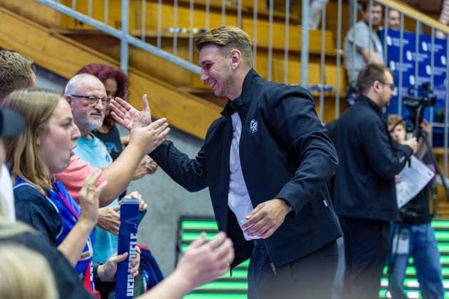 Florian Flabb, head coach of the HAKRO Merlins Crailsheim, celebrates by high-fiving fans after the game, GER, HAKRO Merlins Crailsheim vs. Tigers Tübingen, Basketball, 2nd Basketball Bundesliga, Pro A, Matchday 2, 2026–2027 season, October 2, 2026, GER, HAKRO Merlins Crailsheim vs. Tigers Tübingen, Basketball, 2nd Basketball Bundesliga, Pro A, Matchday 2, 2026–2027 season, October 2, 2026, Ilshofen Copyright: xEibner-Pressefoto JanixPlessx EP_JPL