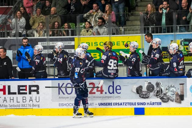 Nikita Kessler of the Ravensburg Towerstars, age 33, high-fiving teammates on the bench after scoring the goal to make it 4–2, GER, Ravensburg Towerstars vs. EC Bad Nauheim, ice hockey, DEL2 regular season, Matchday 5, 2026–2027 season, October 2, 2026, GER, Ravensburg Towerstars vs. EC Bad Nauheim, ice hockey, DEL2 regular season, Matchday 5, 2026–2027 season, October 2, 2026, Ravensburg Copyright: xEibner-Pressefoto MaximilianxRistx EP_MRT