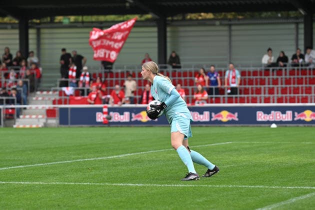 Soccer I Women s I 2026–2027 Season I Bundesliga I Matchday 6 I RB Leipzig vs. FSV Mainz 05 I October 3, 2026 Goalkeeper Marisa Schön 33, 1 FSV Mainz 05 catches the ball; free kick, close-up, portrait, single photo, single image, body; RB Leipzig Training Center, Cottaweg 7, Saxony, Germany Copyright: xLobeca InesxHähnelx