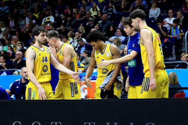 October 3, 2026, Germany, GER, DEU, Basketball, 1st Bundesliga, Day 1, 2026–2027 Season, Berlin, ALBA Berlin vs. Bamberg ALBA bench, JULIUS BOEHMER ALBA Berlin 44, Jack Kayil ALBA Berlin 7, Nevio Bennefeld ALBA Berlin 22 nordphoto GmbH Engler Berlin Uber Arena Berlin Germany Copyright: xNordphotox xEnglerx