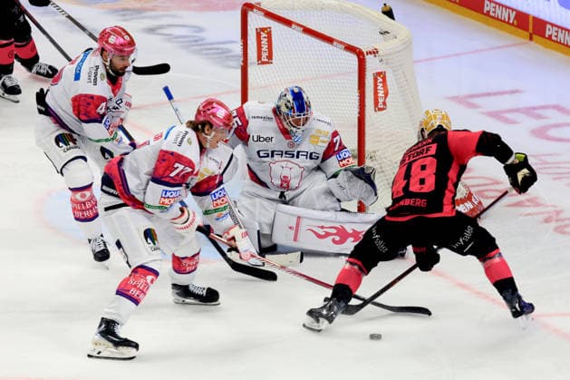October 4, 2026, GER, DEU, Germany, Ice Hockey: Jonas Neffin, Eisbären Berlin 75; Eric Hoerdler, Eisbären Berlin 77; Adam Smith, Eisbären Berlin 4; JAKE USTORF, Ice Tigers 48; nordphoto GmbH Engler Berlin; Uber Arena Berlin, Germany Copyright: xNordphotox xEnglerx