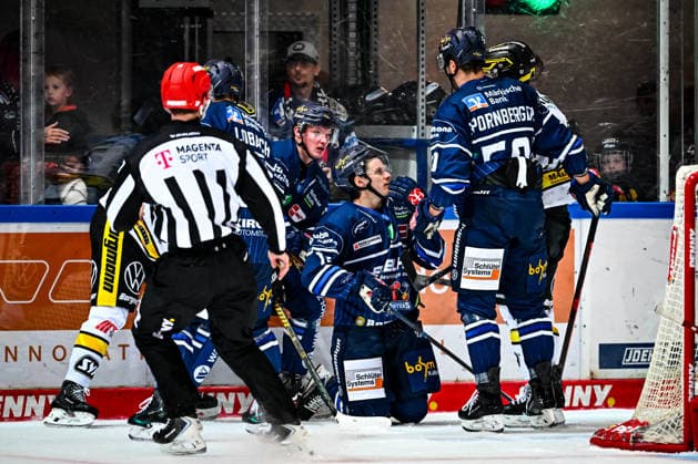 Lua Niehus, Iserlohn Roosters, 18; Julian Napravnik, Iserlohn Roosters, 75; Peter Spornberger, Iserlohn Roosters, 50; Phil Varone, Krefeld Pinguine, 58, GER, Iserlohn Roosters vs. Krefeld Pinguine, Ice Hockey, Penny DEL, Matchday 6, 2026–2027 Season, October 4, 2026, GER, Iserlohn Roosters vs. Krefeld Pinguine, Ice Hockey, Penny DEL, Matchday 6, 2026–2027 Season, October 4, 2026 Iserlohn Copyright: xJonasxBrockmann Eibner-Pressefotox EP_JBN