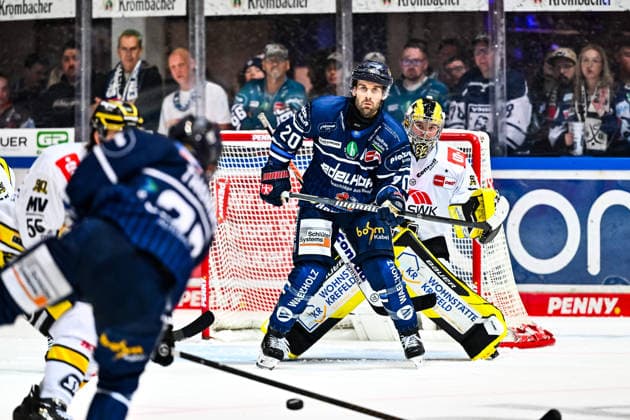 Justin Scott, Iserlohn Roosters, 20; Juha Jatkola, Krefeld Pinguine, 32; GER; Iserlohn Roosters vs. Krefeld Pinguine; Ice Hockey; Penny DEL; Matchday 6; 2026–2027 Season; October 4, 2026, GER, Iserlohn Roosters vs. Krefeld Pinguine, Ice Hockey, Penny DEL, Matchday 6, 2026–2027 Season, October 4, 2026, Iserlohn Copyright: xJonasxBrockmann Eibner-Pressefotox EP_JBN