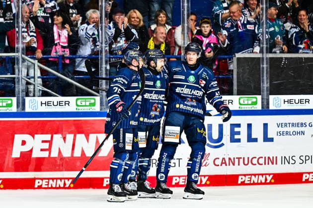Goal celebration, cheers, joy from goal scorer Peter Quennville of the Iserlohn Roosters, 89 Maximilian Eisenmenger of the Iserlohn Roosters, 41 Julian Napravnik of the Iserlohn Roosters, 75, GER, Iserlohn Roosters vs. Krefeld Pinguine, ice hockey, Penny DEL, Matchday 6, 2026–2027 season, October 4, 2026, GER, Iserlohn Roosters vs. Krefeld Pinguine, ice hockey, Penny DEL, Matchday 6, 2026–2027 season, October 4, 2026 Iserlohn Copyright: xJonasxBrockmann Eibner-Pressefotox EP_JBN