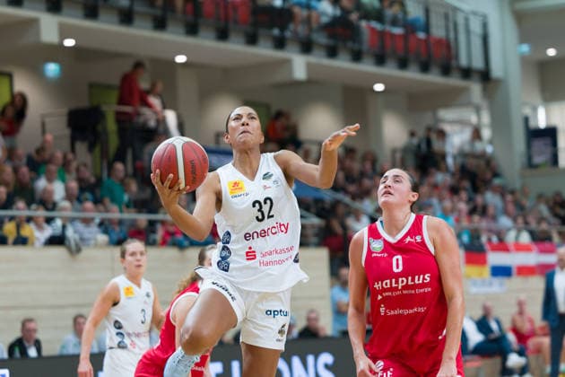 Lia Kentzler (Luchse), 32, Alexia Allesch (Lions), 0, Halfit Lions vs. TK Hannover Luchse, Women s Basketball, 1st Bundesliga, DBBL, Matchday 1 of the 2026–27 season, April 10, 2026, SWH Arena, Saxony-Anhalt, Germany