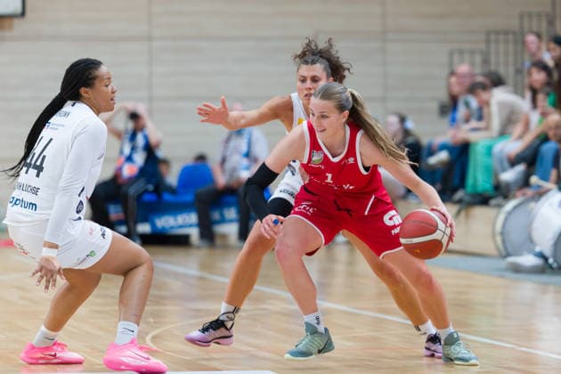 Alyssa Brown (Luchse), 44, Theresa Simon (Luchse), 6, Lee Volker (Lions), 1, halfit Lions vs. TK Hannover Luchse, Women s Basketball, 1st Bundesliga, DBBL, Matchday 1 of the 2026–27 season, April 10, 2026, SWH Arena, Saxony-Anhalt, Germany