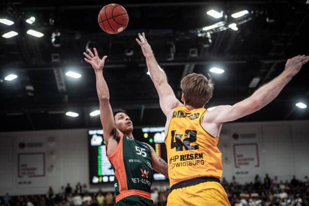 Eli Brooks, VET CONCEPT Gladiators Trier, 55 vs. Thomas Rutherford, MHP RIESEN Ludwigsburg, 42 GER, MHP Riesen Ludwigsburg vs. VET CONCEPT Gladiators Trier, Basketball Bundesliga, easycredit BBL, Matchday 4, 2026–2027 season, October 4, 2026 GER, MHP Riesen Ludwigsburg vs. VET CONCEPT Gladiators Trier, Basketball Bundesliga, easycredit BBL, Matchday 4, 2026–2027 season, October 4, 2026 Ludwigsburg Copyright: xSandyxDinkelackerx EP_SDR
