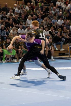 Pictured: Daniel Blaha, 19, Dresden, holds David Sehnke, 4, Hüttenberg, on October 4, 2026, HC Elbflorenz 2006 vs. TV 05 07 Hüttenberg, Handball Bundesliga 2, Matchday 6, Germany, Dresden, BallsportArena Dresden Copyright: HMBxMedia xEtiennexSchlick