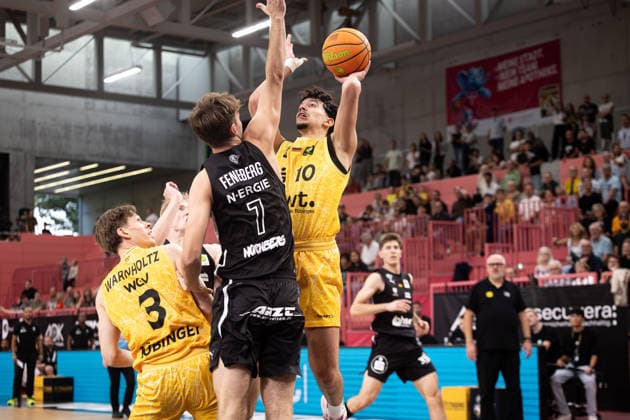Tigers Tübingen vs. Nuremberg Falcons, Men s, 2nd Bundesliga, Barmer 2 Basketball Bundesliga, Pro A, Matchday 3, 2026–2027 Season, October 4, 2026: Nico Santana Mojica (Tübingen Tigers), 10, vs. Christian Feneberg (Nuremberg Falcons), 07