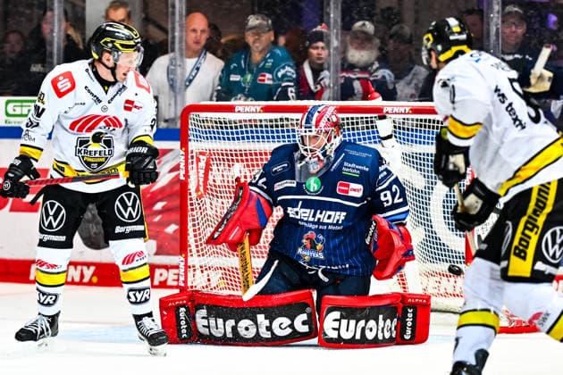 Andreas Andy Jenike, Iserlohn Roosters; 92 Max Newton, Krefeld Pinguine; 37, GER, Iserlohn Roosters vs. Krefeld Pinguine, Ice Hockey, Penny DEL, Matchday 6, 2026–2027 Season, October 4, 2026, GER, Iserlohn Roosters vs. Krefeld Pinguine, Ice Hockey, Penny DEL, Matchday 6, 2026–2027 Season, October 4, 2026, Iserlohn Copyright: xJonasxBrockmann Eibner-Pressefotox EP_JBN