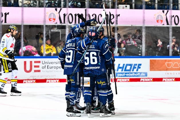 Goal celebration, cheers, joy from goal scorer Colin Ugbekile of the Iserlohn Roosters, 79 Peter Quennville of the Iserlohn Roosters, 89 Robin Norell of the Iserlohn Roosters, 56, GER, Iserlohn Roosters vs. Krefeld Pinguine, ice hockey, Penny DEL, Matchday 6, 2026–2027 season, October 4, 2026, GER, Iserlohn Roosters vs. Krefeld Pinguine, Ice Hockey, Penny DEL, Matchday 6, 2026–2027 Season, October 4, 2026, Iserlohn Copyright: xJonasxBrockmann Eibner-Pressefotox EP_JBN