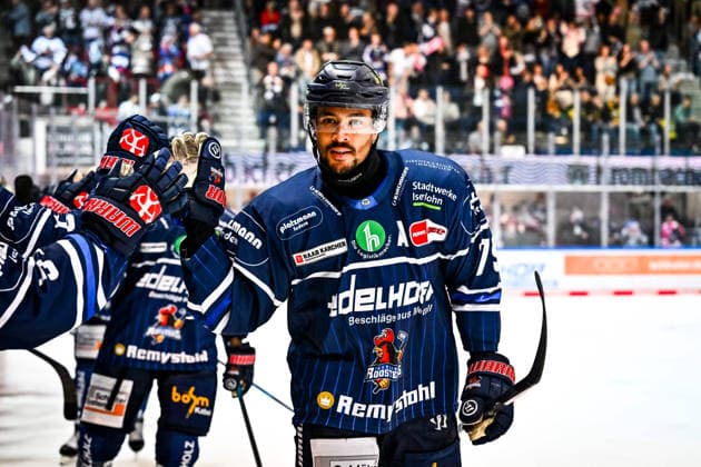 Goal celebration, cheers, joy from goal scorer Colin Ugbekile, Iserlohn Roosters, 79, GER, Iserlohn Roosters vs. Krefeld Pinguine, ice hockey, Penny DEL, Matchday 6, 2026–2027 season, October 4, 2026, GER, Iserlohn Roosters vs. Krefeld Pinguine, Ice Hockey, Penny DEL, Matchday 6, 2026–2027 Season, October 4, 2026, Iserlohn Copyright: xJonasxBrockmann Eibner-Pressefotox EP_JBN