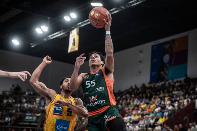 Eli Brooks of the VET CONCEPT Gladiators Trier (55) prevails over Ishmael Leggett of the MHP RIESEN Ludwigsburg (05 GER), MHP Riesen Ludwigsburg vs. VET CONCEPT Gladiators Trier, Basketball Bundesliga, easycredit BBL, Matchday 4, 2026–2027 season, October 4, 2026, GER, MHP Riesen Ludwigsburg vs. VET CONCEPT Gladiators Trier, Basketball Bundesliga, easycredit BBL, Matchday 4, 2026–2027 season, October 4, 2026, Ludwigsburg Copyright: xSandyxDinkelackerx EP_SDR
