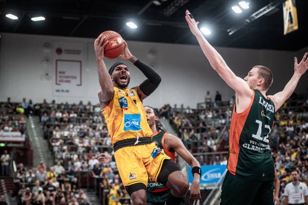 Justin Kier, MHP RIESEN Ludwigsburg, 01 vs. Marten Linssen, VET CONCEPT Gladiators Trier, 12, followed by Austin Crowley, VET CONCEPT Gladiators Trier, 01 GER, MHP Riesen Ludwigsburg vs. VET CONCEPT Gladiators Trier, Basketball Bundesliga, easycredit BBL, Matchday 4, 2026–2027 season, October 4, 2026 GER, MHP Riesen Ludwigsburg vs. VET CONCEPT Gladiators Trier, Basketball Bundesliga, easycredit BBL, Matchday 4, 2026–2027 Season, October 4, 2026 Ludwigsburg Copyright: xSandyxDinkelackerx EP_SDR