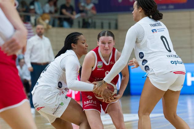 Alyssa Brown (Luchse), 44, Nicole Brochlitz (Lions), 6, Nora Francois (Luchse), 0, halfit Lions vs. TK Hannover Luchse, Women s Basketball, 1st Bundesliga, DBBL, Matchday 1 of the 2026–27 season, April 10, 2026, SWH Arena, Saxony-Anhalt, Germany