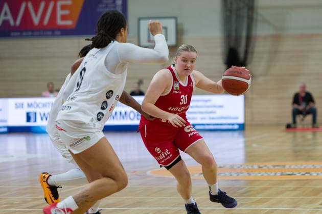 Nora Francois Luchse, 0, Estere Petrus Lions, 30, Halfit Lions vs. TK Hannover Luchse, Women s Basketball, 1st Bundesliga, DBBL, Matchday 1 of the 2026–27 season, April 10, 2026, SWH Arena, Saxony-Anhalt, Germany