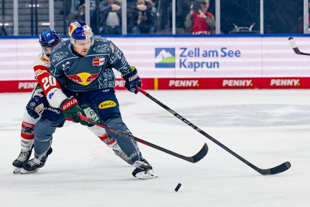 Battle for the Puck: Face-off between Philipp Krauss of the Augsburger Panther, 20, and Ville Pokka of EHC Red Bull Munich, 22 (GER), EHC Red Bull Munich vs. Augsburger Panther, DEL, 2026–2027 Season, Matchday 6, October 4, 2026 Photo: HMB Media, Heike Feiner Copyright: HMBxMedia HeikexFeiner