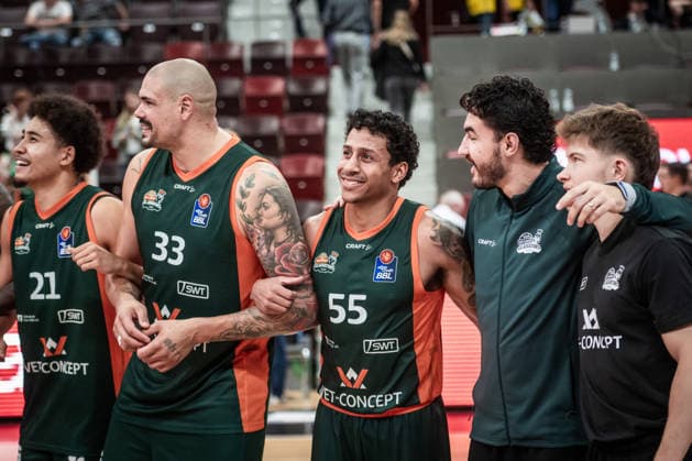 Eli Brooks, VET CONCEPT Gladiators Trier, 55, center, and the team: joy, cheering, Smiles GER, MHP Riesen Ludwigsburg vs. VET CONCEPT Gladiators Trier, Basketball Bundesliga, easycredit BBL, Matchday 4, 2026–2027 Season, October 4, 2026 GER, MHP Riesen Ludwigsburg vs. VET CONCEPT Gladiators Trier, Basketball Bundesliga, easycredit BBL, Matchday 4, 2026–2027 season, October 4, 2026 Ludwigsburg Copyright: xSandyxDinkelackerx EP_SDR