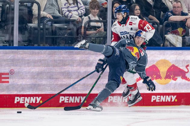 Battle for the Puck: Face-off between Luis Becker (EHC Red Bull Munich, 14) and Tim Wohlgemuth (Augsburger Panther, 33, GER), EHC Red Bull Munich vs. Augsburger Panther, DEL, 2026–2027 season, Matchday 6, October 4, 2026. Photo: HMB Media, Heike Feiner Copyright: HMBxMedia HeikexFeiner