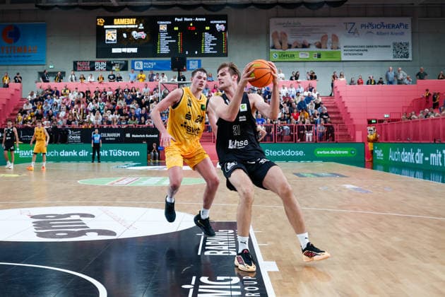 Creighton Bryan William Morisch, Tübingen Tigers, 24, and Jarne Juergens, Nuremberg Falcons, 21, GER, Tübingen Tigers vs. Nuremberg Falcons, Basketball, ProA, Matchday 3, 2026–2027 Season, October 4, 2026, GER, Tigers Tübingen vs. Nuremberg Falcons, Basketball, ProA, Matchday 3, 2026–2027 season, October 4, 2026, Tigers Tübingen Copyright: xEibner-Pressefoto KirstenxJaegerx