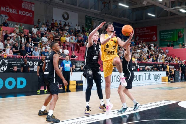 Ty Allred, Nuremberg Falcons, 10; Nico Santana Mojica, Tübingen Tigers, 10; Tim Koepple, Nuremberg Falcons, 05; GER, Tübingen Tigers vs. Nuremberg Falcons, Basketball, ProA, Matchday 3, 2026–2027 Season, October 4, 2026 GER, Tigers Tübingen vs. Nuremberg Falcons, Basketball, ProA, Matchday 3, 2026–2027 Season, October 4, 2026, Tigers Tübingen Copyright: xEibner-Pressefoto KirstenxJaegerx