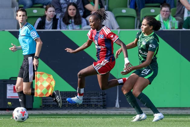 v li Magou Doucoure, Hamburger SV (HSV), 2, and Cora Zicai, VfL Wolfsburg, 28, in a one-on-one battle, duel, dynamic moment, action, game scene, DFB REGULATIONS PROHIBIT ANY USE OF PHOTOGRAPHS AS SEQUENCE IMAGES AND OR VIDEO-LIKE PHOTO SERIES DFB REGULATIONS PROHIBIT ANY USE OF PHOTOGRAPHS AS SEQUENCEENCES AND OR QUASI-VIDEO, April 10, 2026, Wolfsburg, Germany, soccer, Google Pixel Women’s Bundesliga, VfL Wolfsburg vs. Hamburger SV xobx