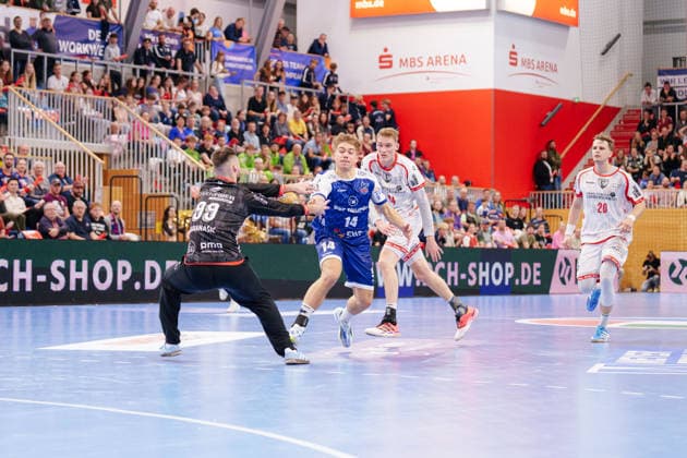 2 Handball Bundesliga, Matchday 6: VfL Potsdam vs. TuS Ferndorf. Filip Baranasic (TuS Ferndorf, 99) intercepts the ball in front of Max Günther (VfL Potsdam, 14) on October 5, 2026, at the MBS Arena, Potsdam, Brandenburg, Potsdam, MBS Arena, Brandenburg, Germany