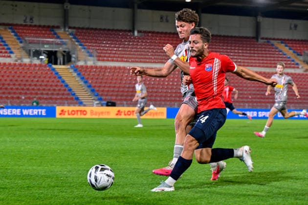 From left: Jakob Seibold (Regensburg), 40; Moritz Mueller (Unterhaching), 24; in a one-on-one battle, duel, tackle, dynamic play, action, October 6, 2026, Unterhaching, Germany, soccer, BFV Association Cup, quarterfinals, SpVgg Unterhaching vs. SSV Jahn Regensburg xslx